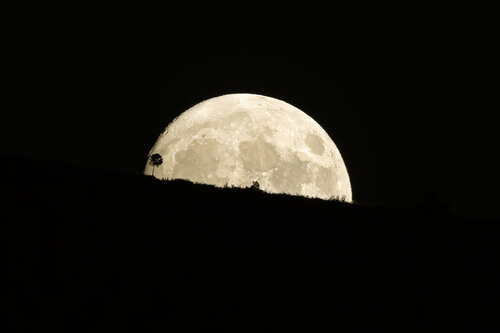 The moon rises on Ymittos